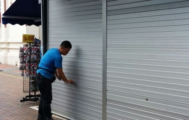 Cách Làm Sạch Cửa Cuốn - Quy Trình Vệ Sinh Các Bộ Phận Cửa Cuốn