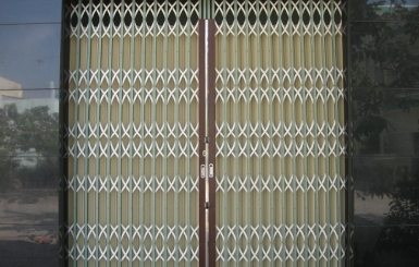 Nên dùng cửa cuốn hay cửa sắt kéo cho nhà mặt phố