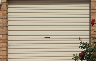 Mất điện bất ngờ? Đừng lo, đây là cách mở cửa cuốn đơn giản