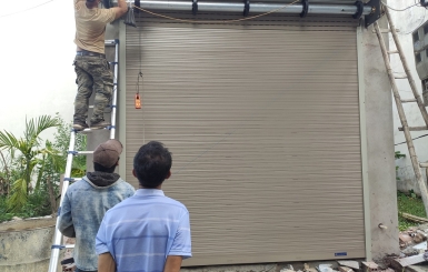 Giá thi công cửa cuốn trọn bộ lắp đặt nhanh bảo hành dài hạn