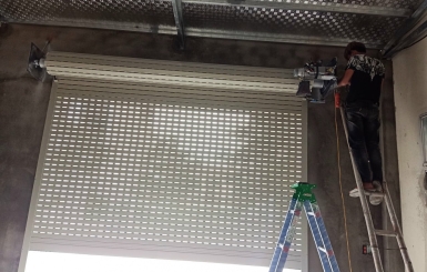 Chi phí thi công cửa cuốn khe thoáng khoảng bao nhiêu? 