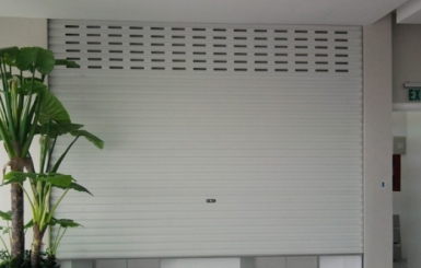 Cửa cuốn bị kẹt, phát tiếng ồn – Có phải do lắp đặt sai không?