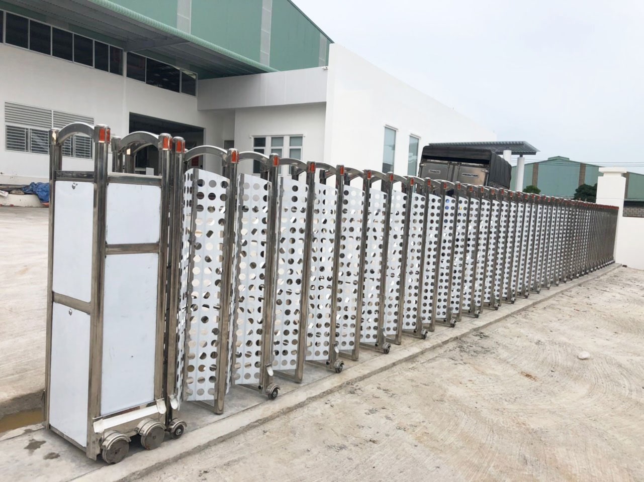 báo giá cổng xếp inox