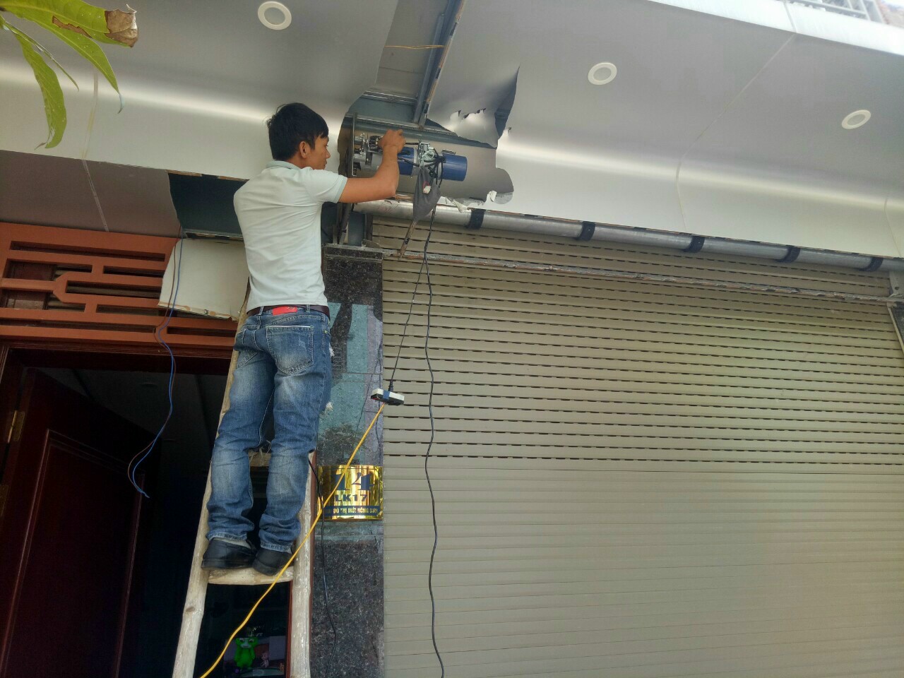 Cách mở cửa cuốn khi mất điện
